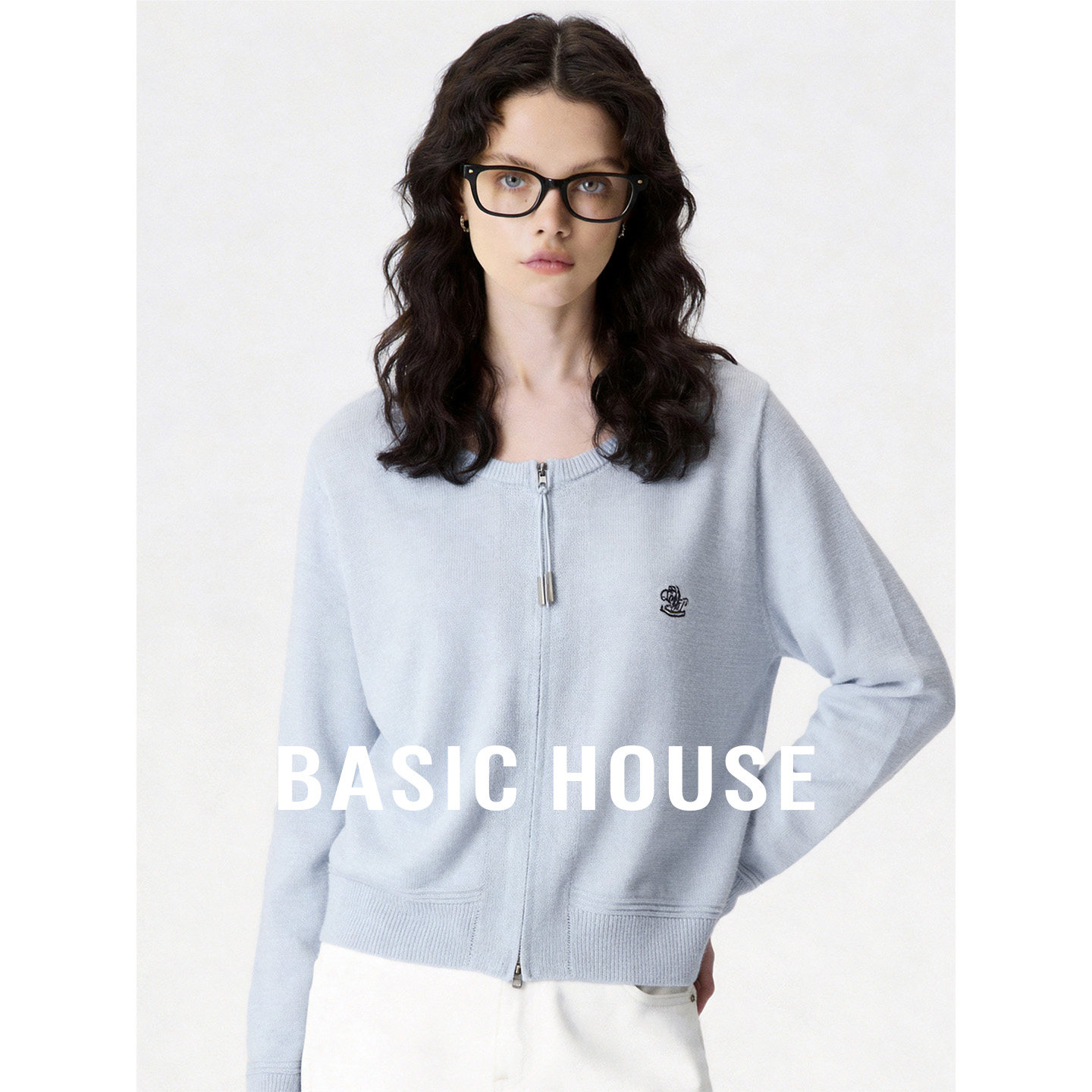 Basic House/百家好蓝色圆领刺绣设计针织开衫女夏季舒适百搭上衣