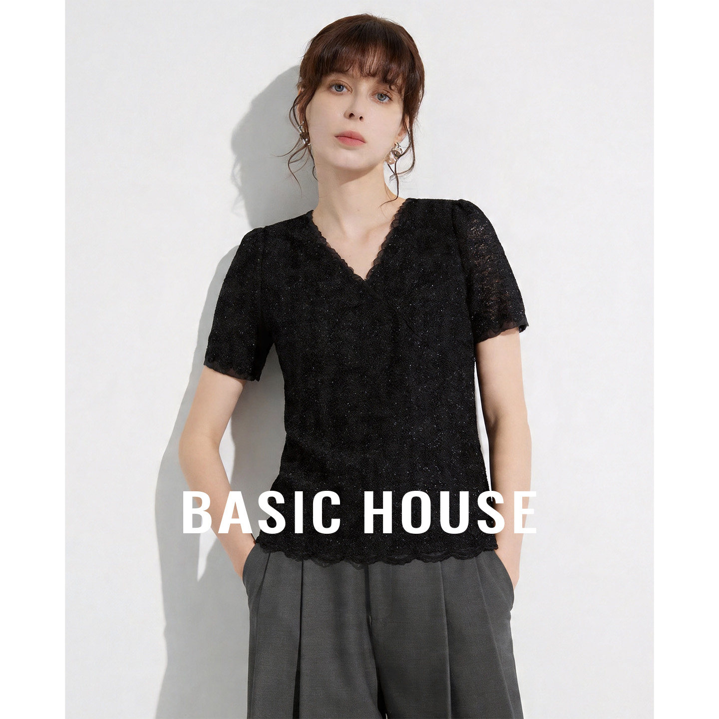 Basic House/百家好V领蕾丝拼接T恤2026夏季气质纯色宽松短袖上衣