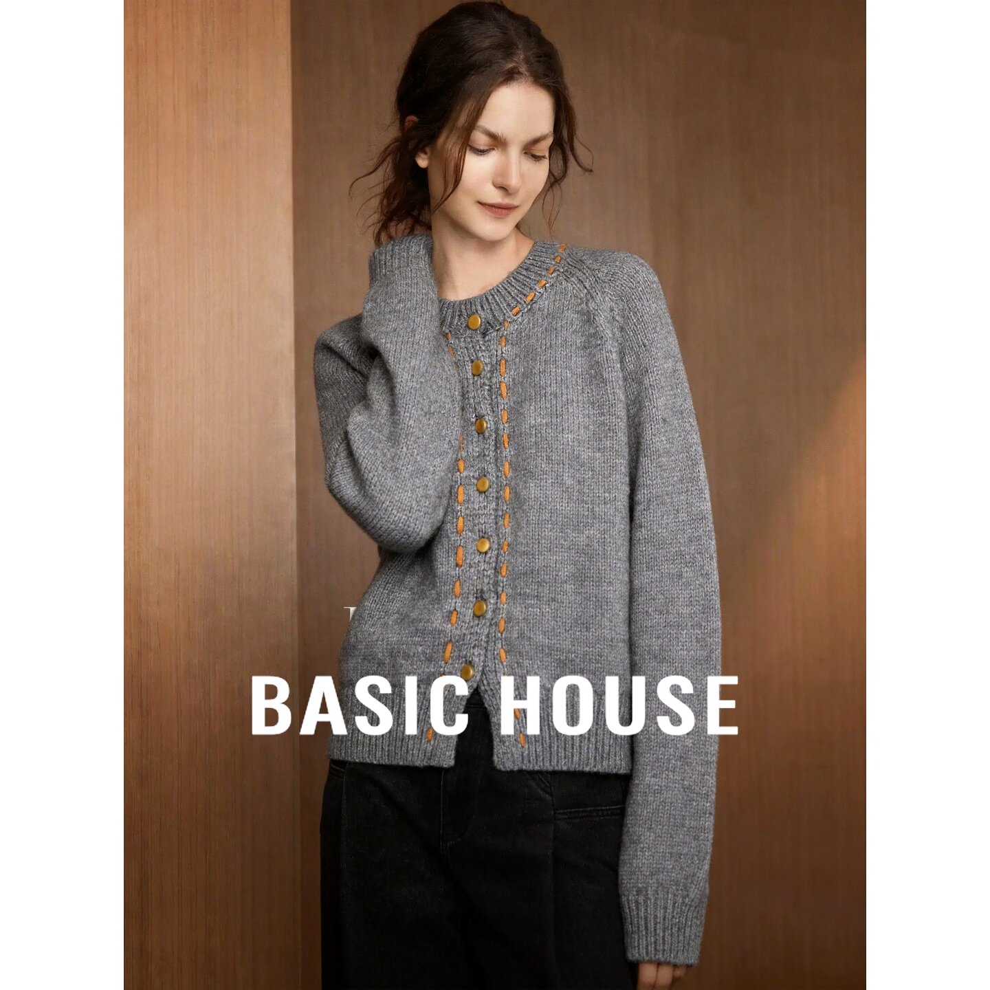 Basic House/百家好复古圆领针织开衫女灰色金属扣子装饰毛衣外套