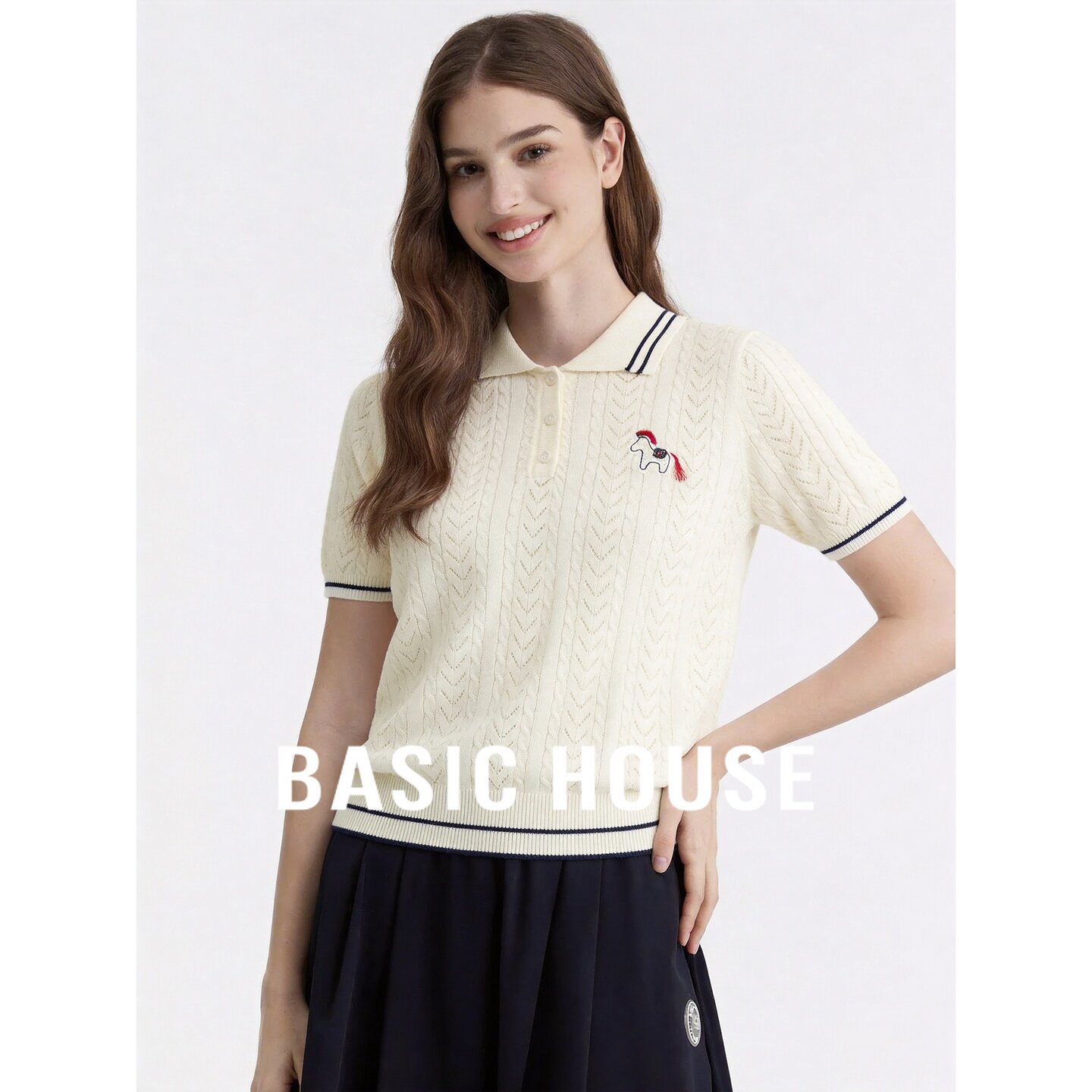 Basic House/百家好白色翻领小马刺绣短袖针织衫女夏显瘦百搭上衣