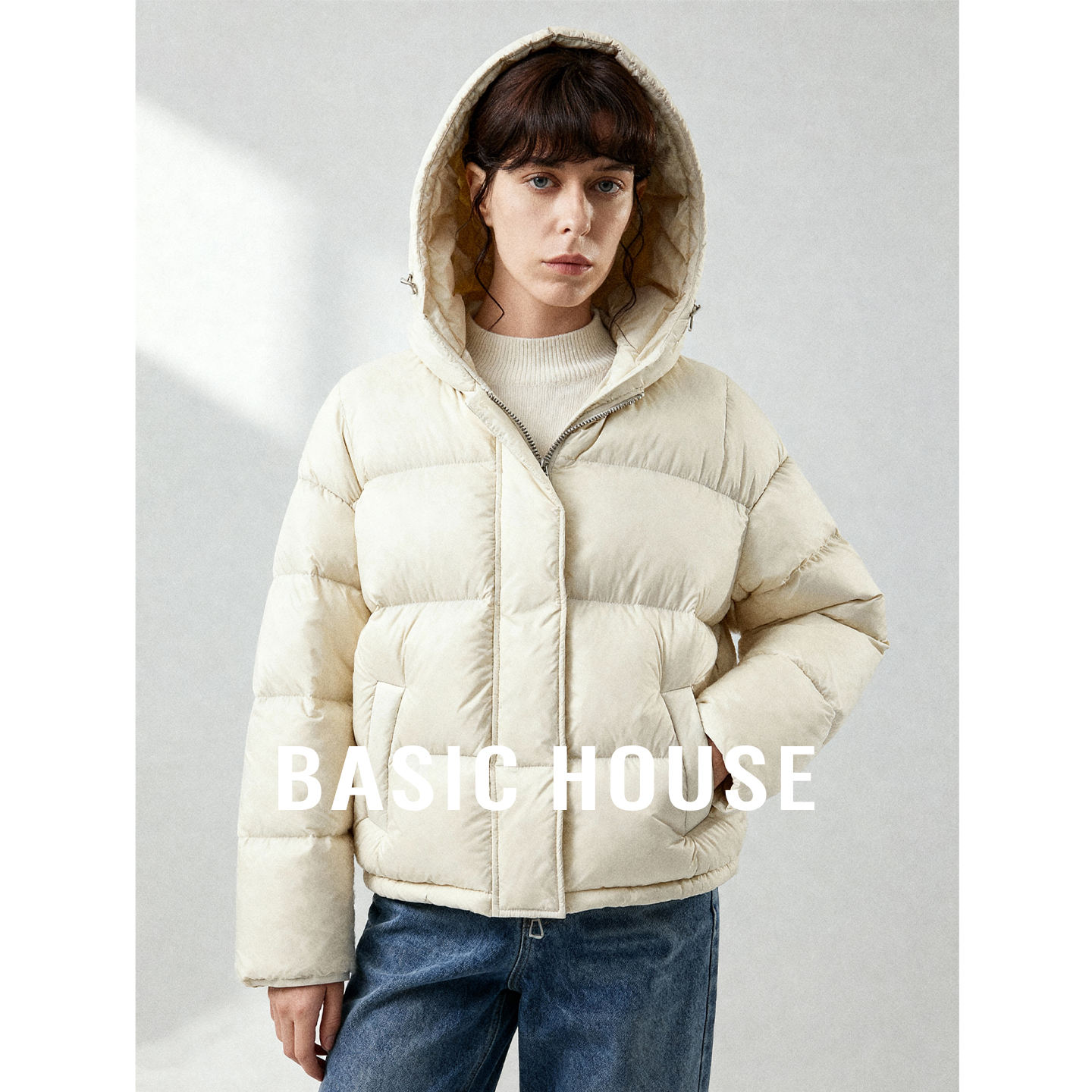 Basic House/百家好冬短款连帽白鸭绒羽绒服女宽松保暖面包服外套