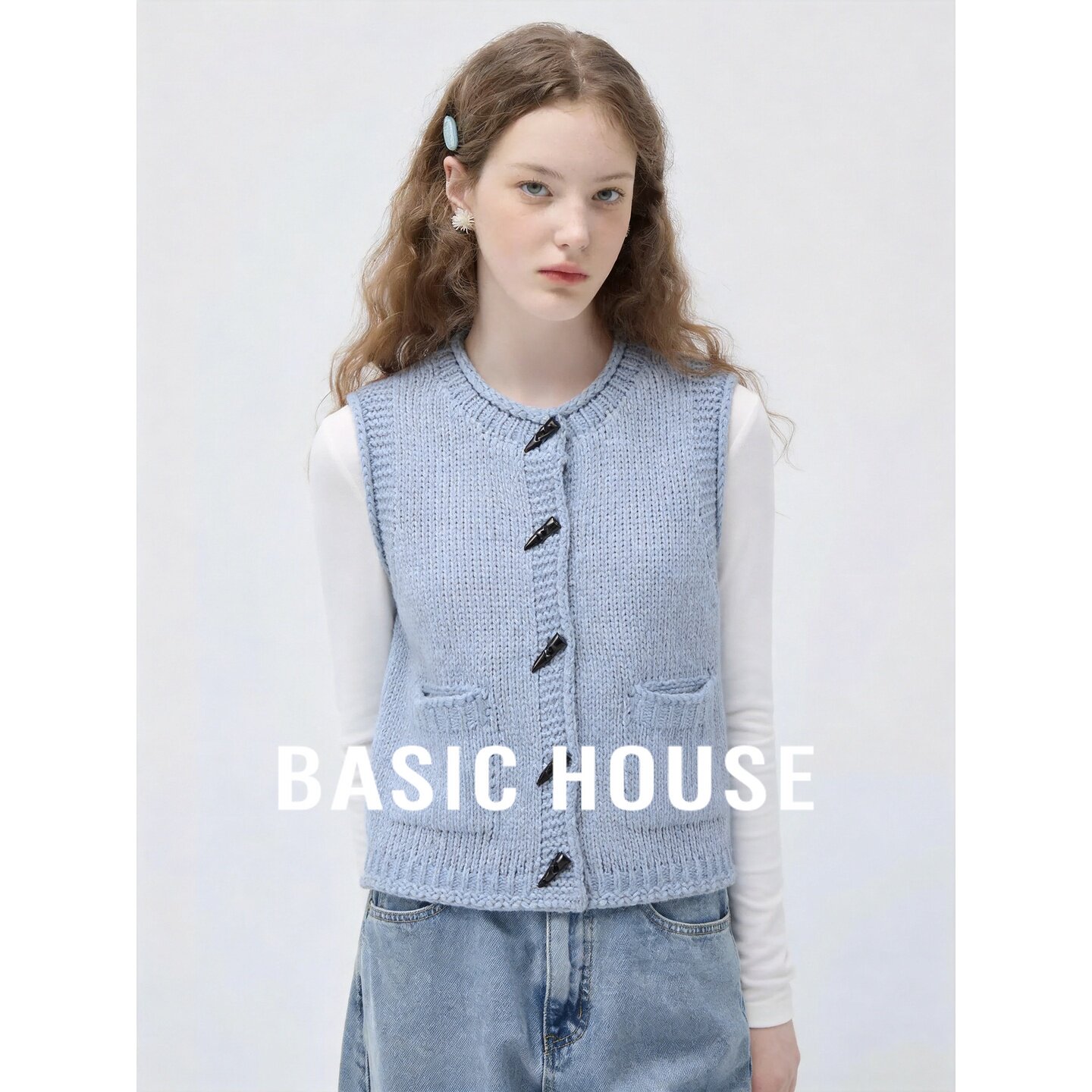 Basic House/百家好复古圆领牛角扣套头针织马甲女浅蓝色百搭上衣