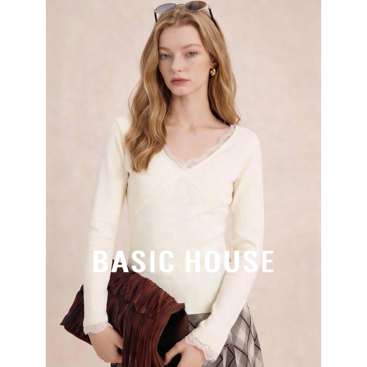 Basic House/百家好V领莫代尔针织衫女长袖修身米白蕾丝边打底衫