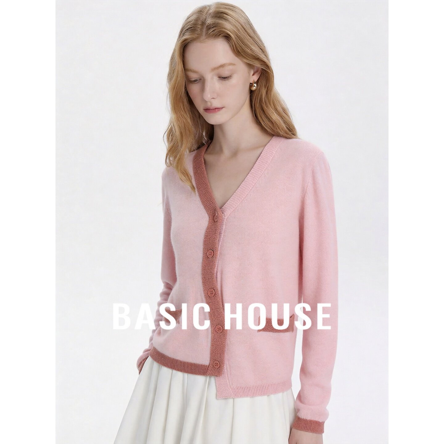 Basic House/百家好纯羊毛粉色V领排扣宽松不规则设计感针织开衫