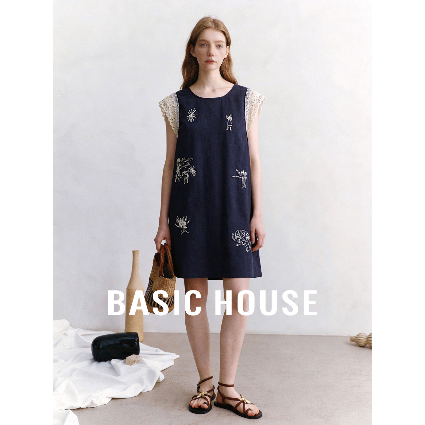 Basic House/百家好亚麻刺绣连衣裙女夏季新款蕾丝拼接中长款裙子