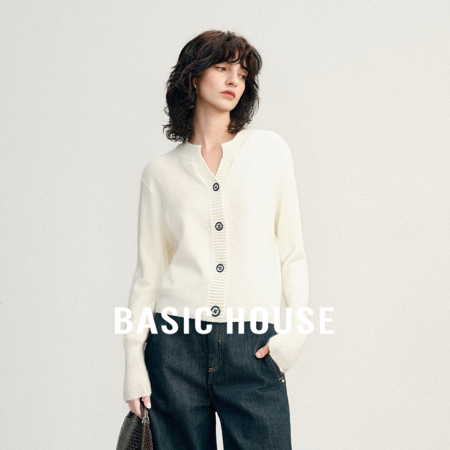Basic House/百家好时尚舒适亲肤纽扣羊毛衫纯色圆领短款开衫上衣
