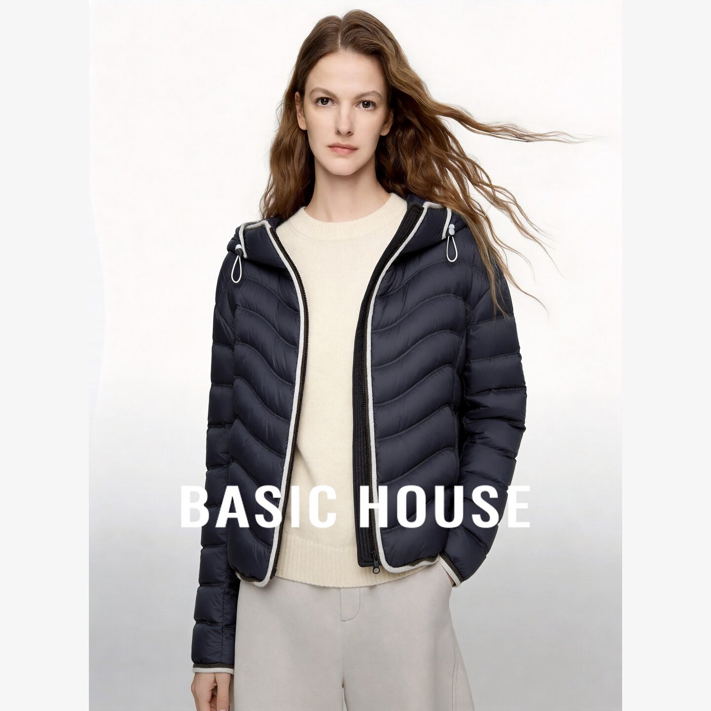Basic House/百家好轻薄排骨白鸭绒羽绒服女短款连帽收腰保暖外套