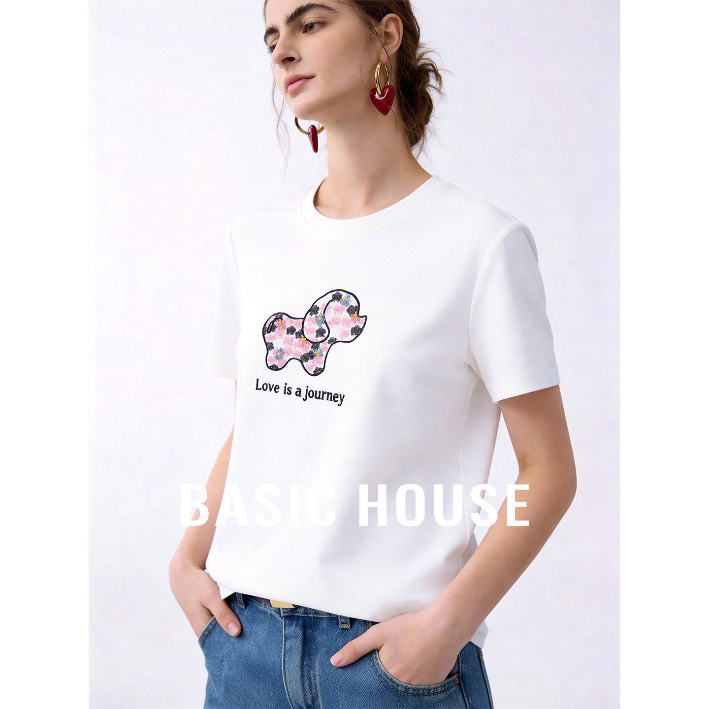 Basic House/百家好白色圆领刺绣短袖T恤女春季棉质舒适上衣内搭