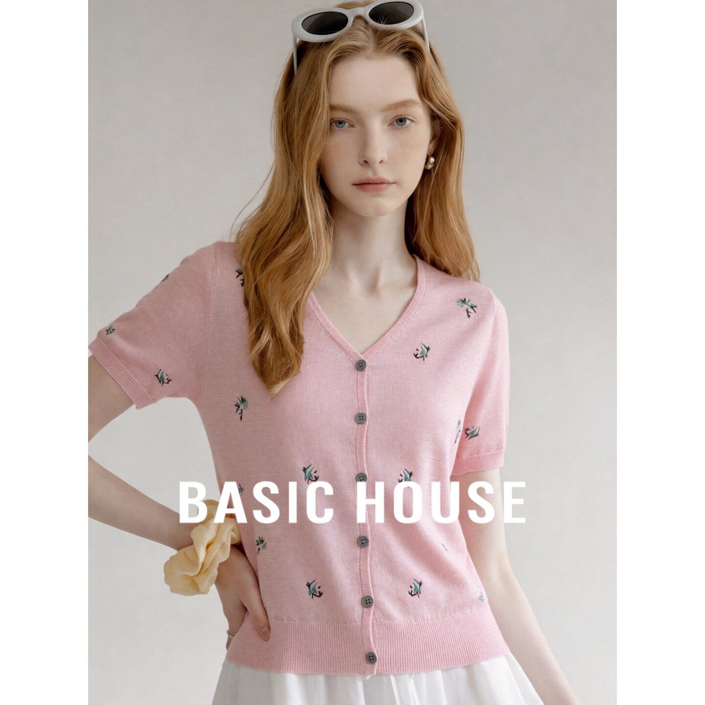 Basic House/百家好粉色V领刺绣针织开衫女减龄修身显瘦短袖上衣