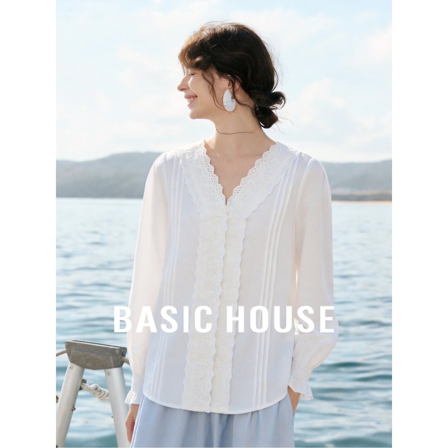 Basic House/百家好法式V领蕾丝拼接灯笼袖衬衫女秋白色宽松上衣