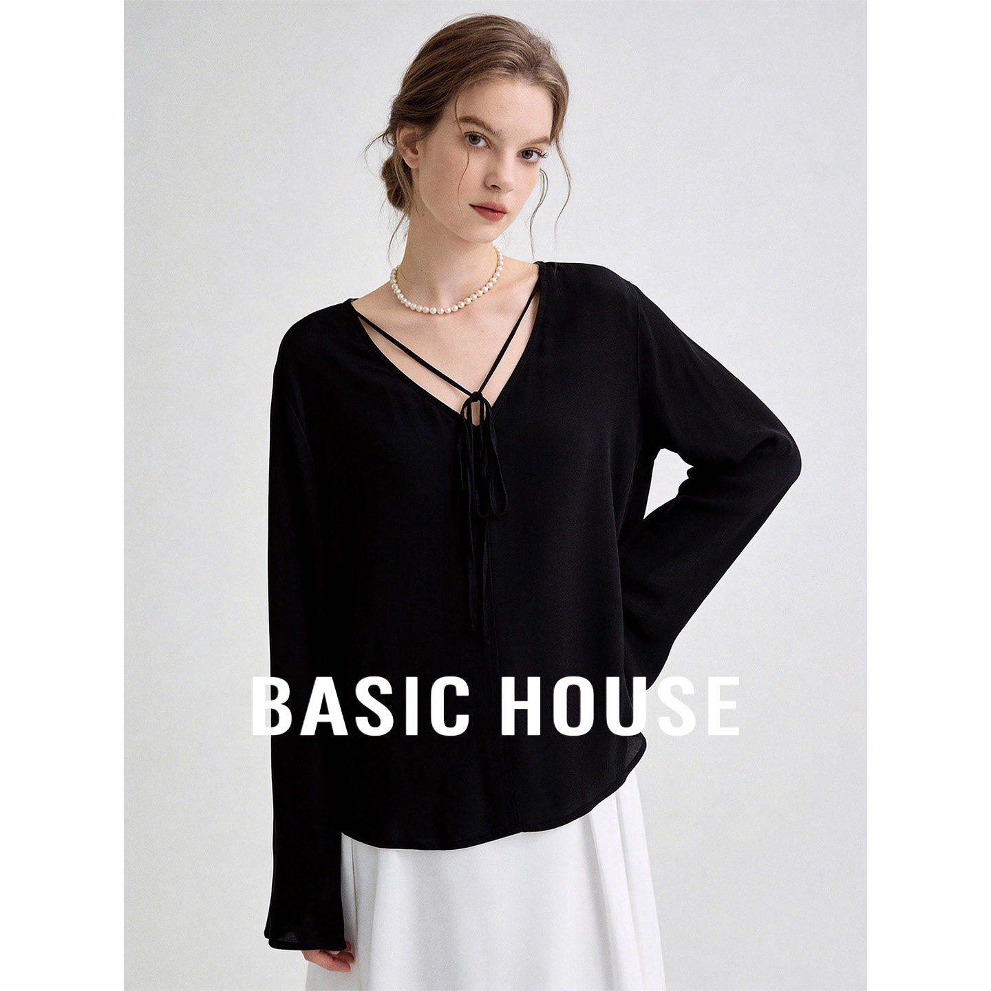 Basic House/百家好黑色系带V领简约T恤女春季休闲优雅小衫外搭