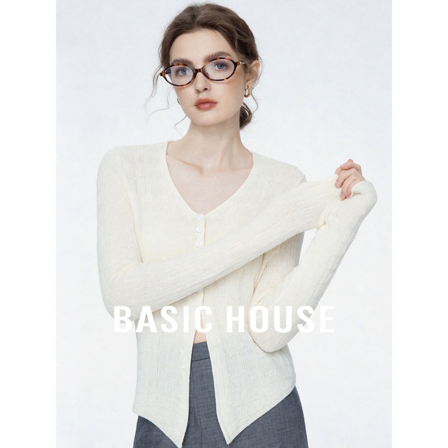 Basic House/百家好亚麻莱赛尔混纺纽扣不规则优雅长袖针织开衫女