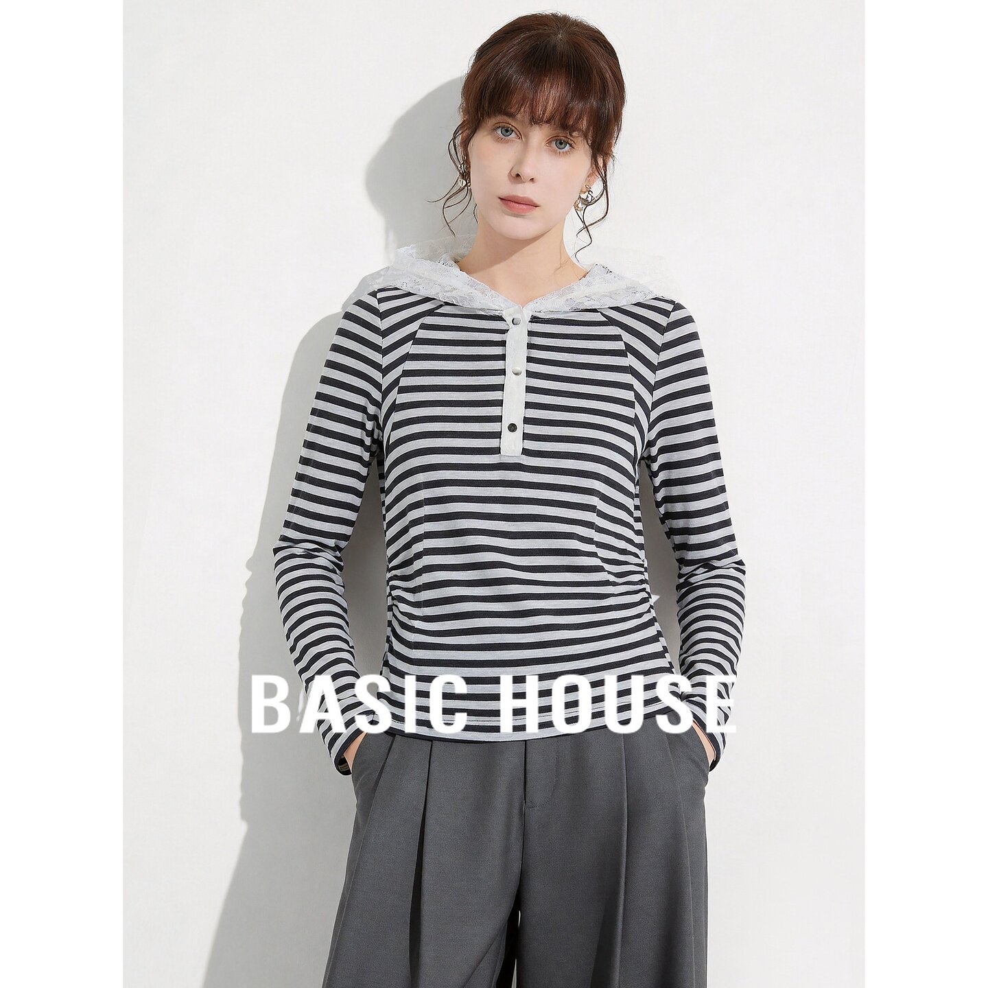 Basic House/百家好莱赛尔羊毛撞色灰白条纹连帽日常女装长袖T恤