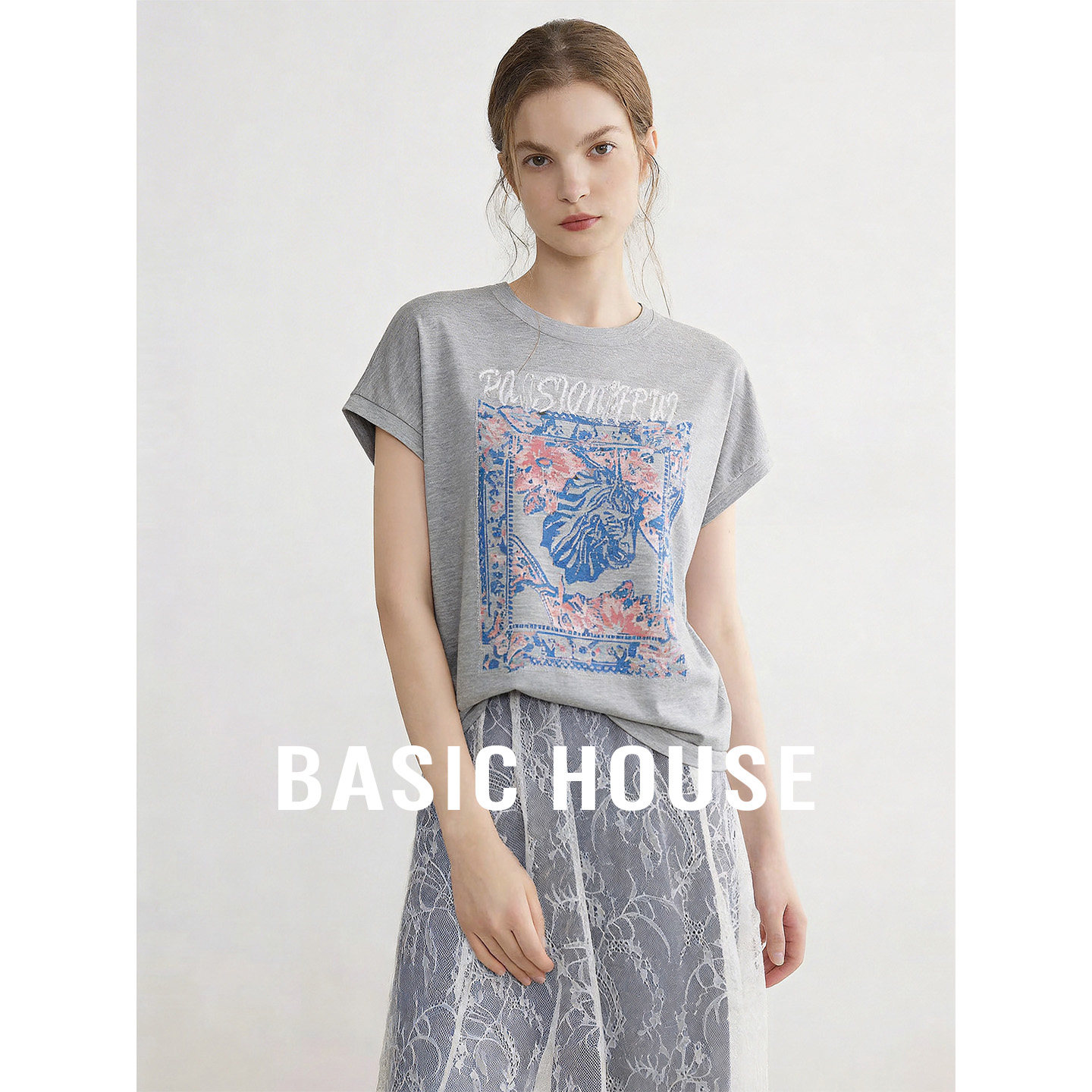 Basic House/百家好灰色圆领印花小众设计短袖针织衫女夏宽松上衣