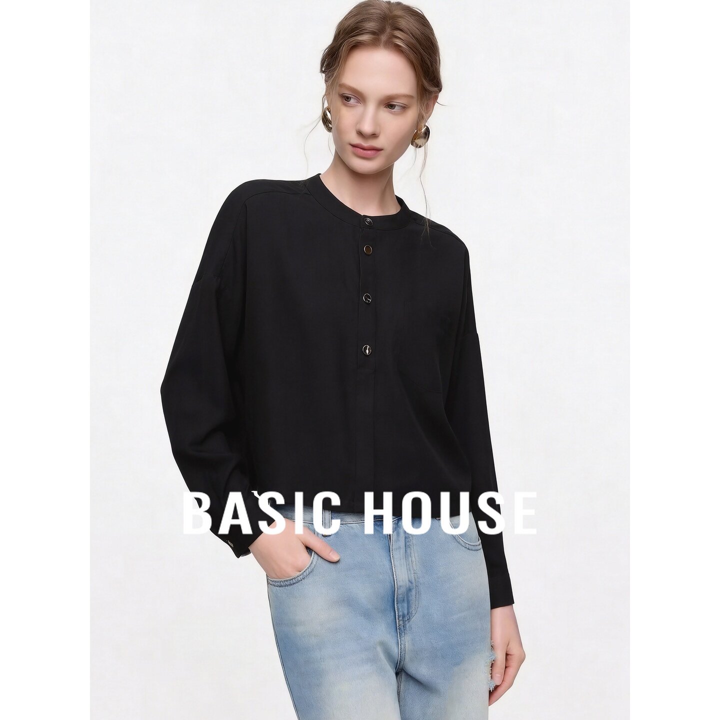 Basic House/百家好简约纯色圆领短款衬衫女宽松金色纽扣设计上衣