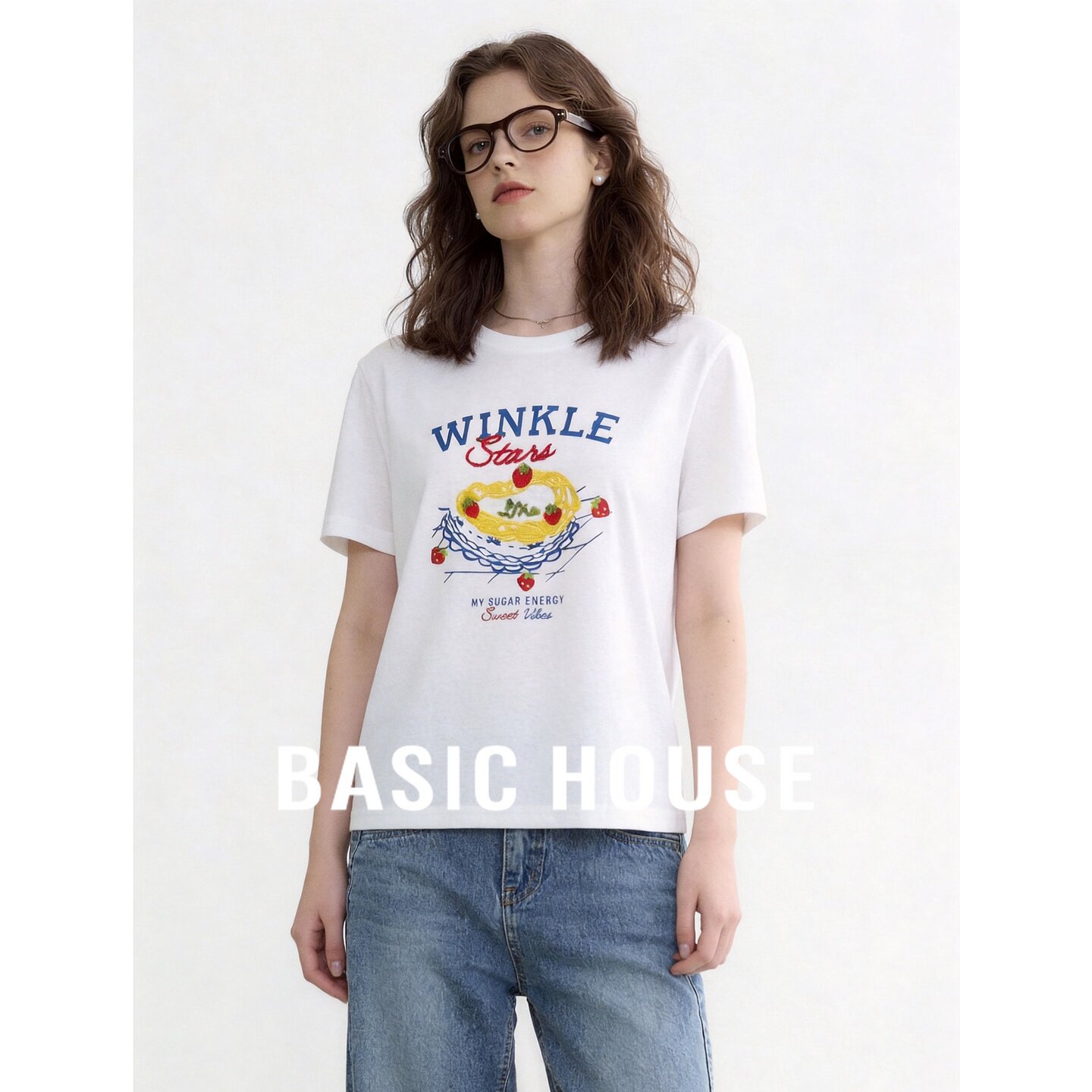 Basic House/百家好白色草莓印花短袖T恤女夏季圆领时尚休闲上衣