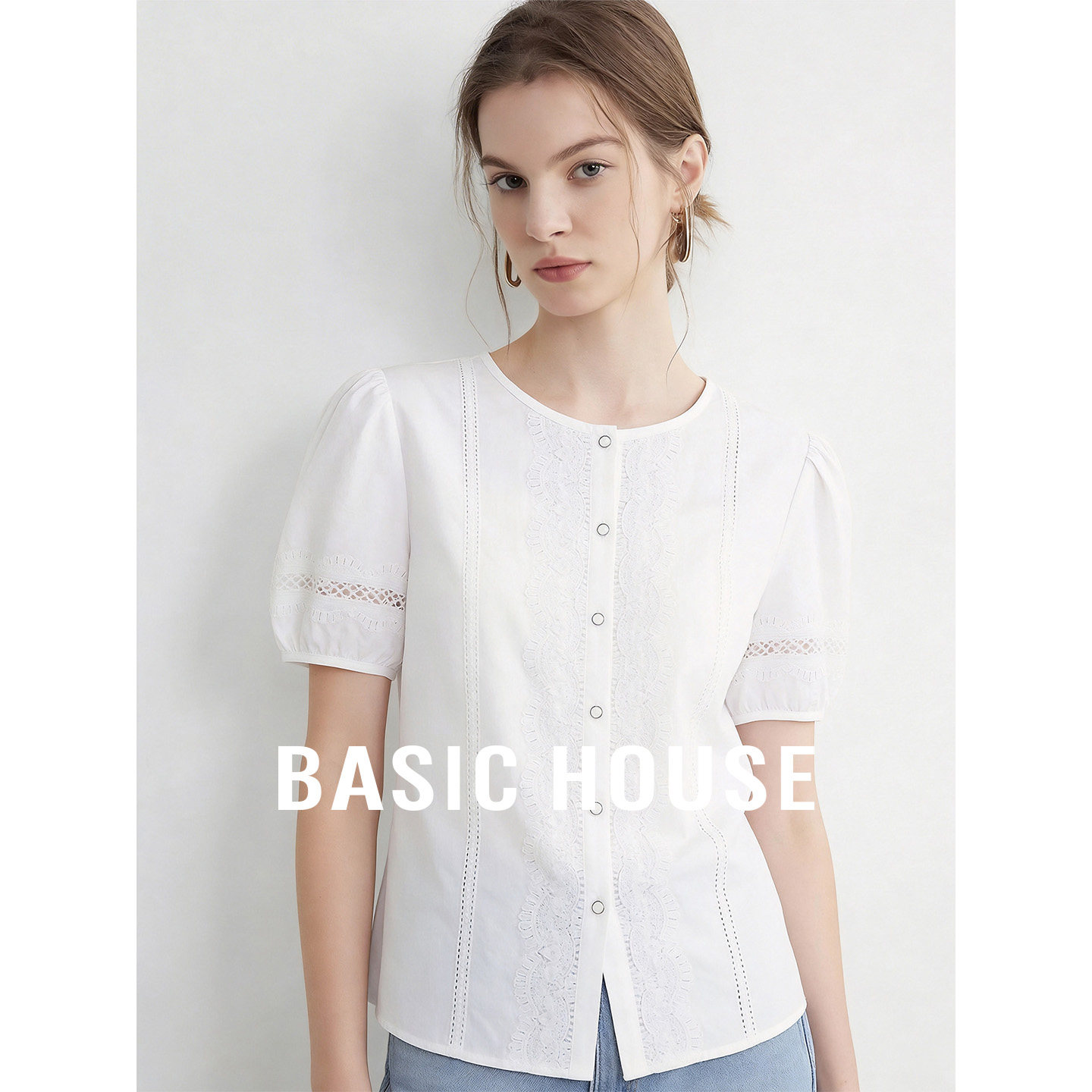 Basic House/百家好纯色蕾丝拼接短袖衬衫新款圆领镂空泡泡袖衬衣
