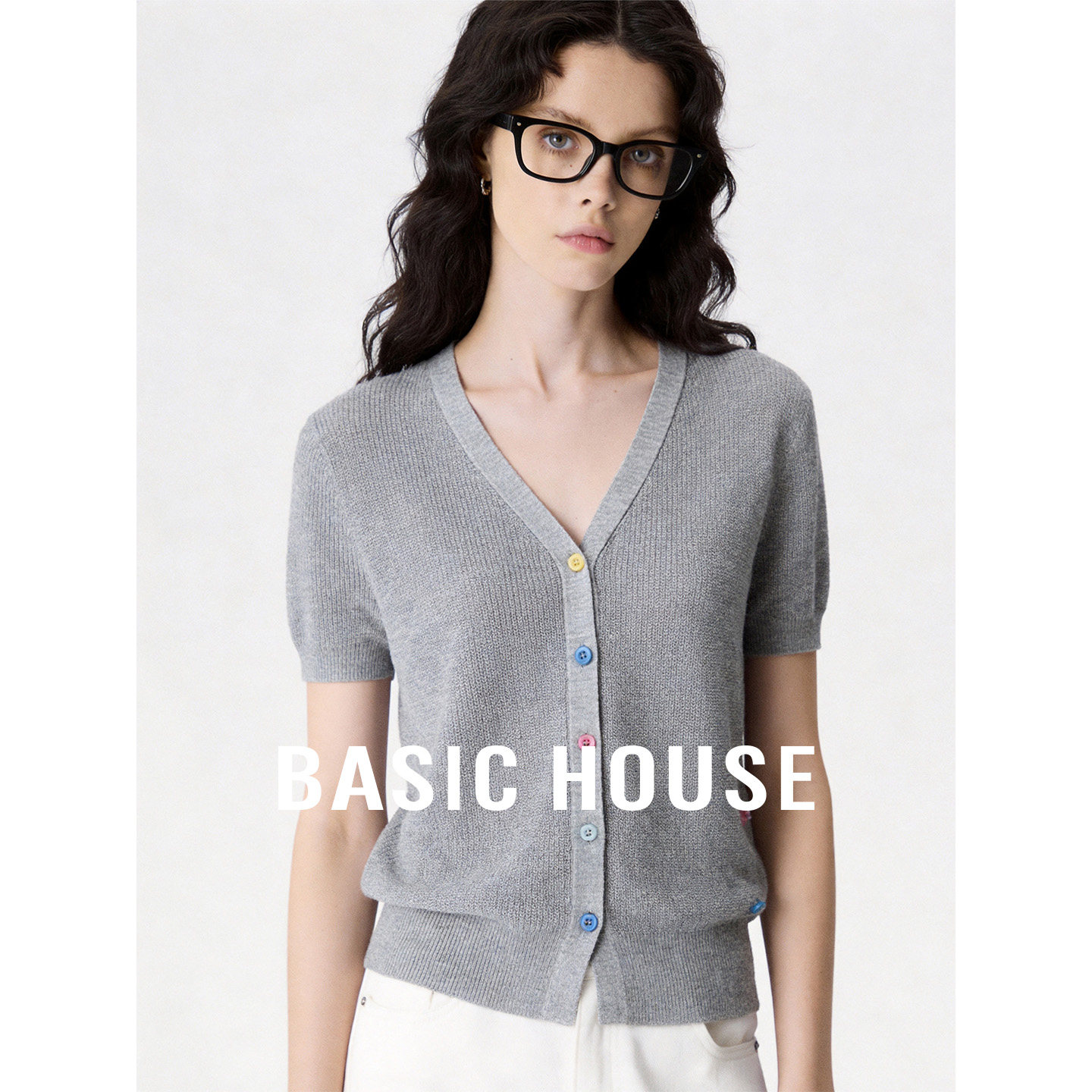 Basic House/百家好灰色V领针织开衫女夏季彩扣设计薄款休闲上衣