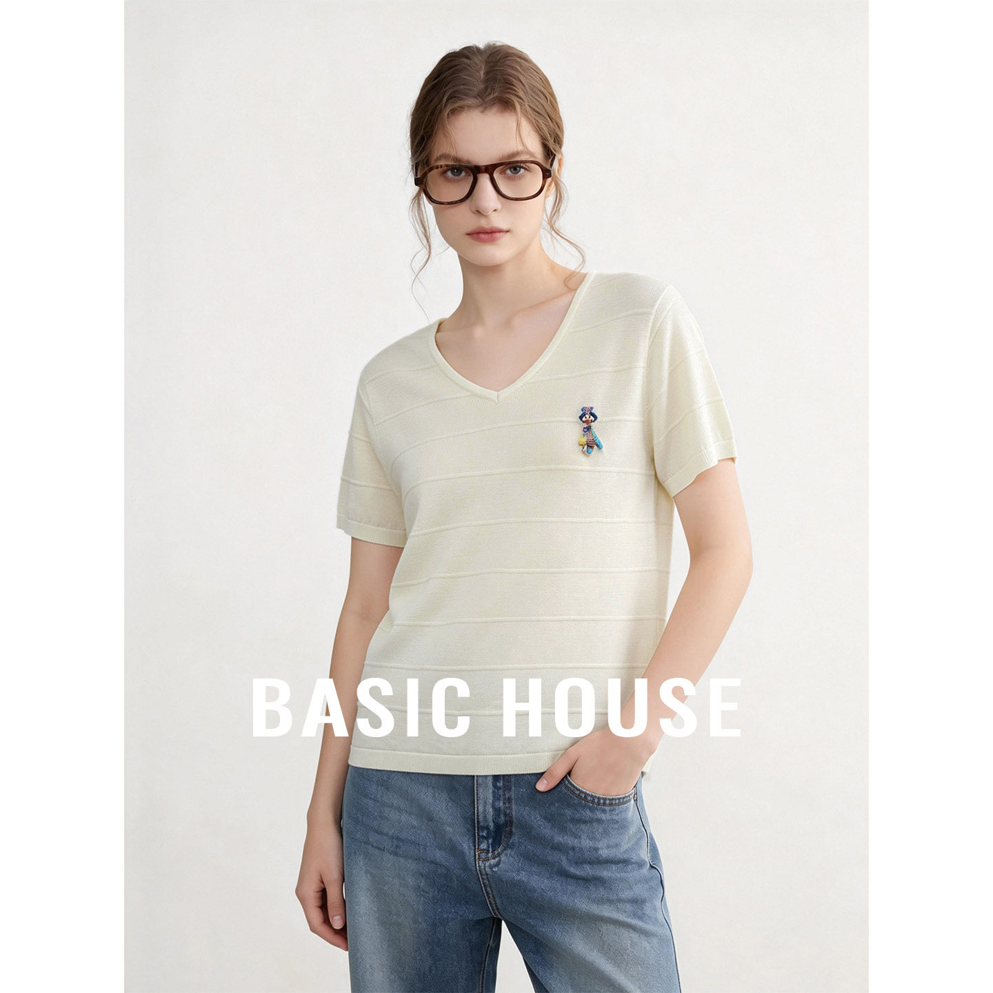 Basic House/百家好白色V领胸针设计短袖针织衫女夏舒适百搭上衣