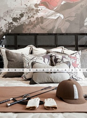 现代样板间儿童房马术主题软装摆件床上马鞭头盔手套组合装饰品