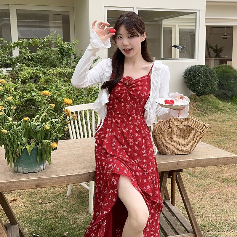 法式绝美红色吊带连衣裙女夏季胖mm气质收腰不规则开叉碎花长裙子