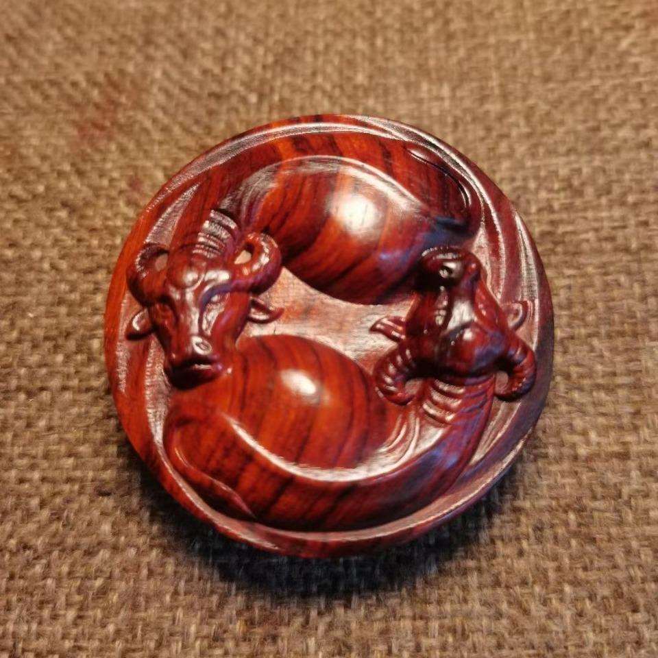 厂家直销印度小叶紫檀牛转乾坤手把件车挂件钥匙扣都可以