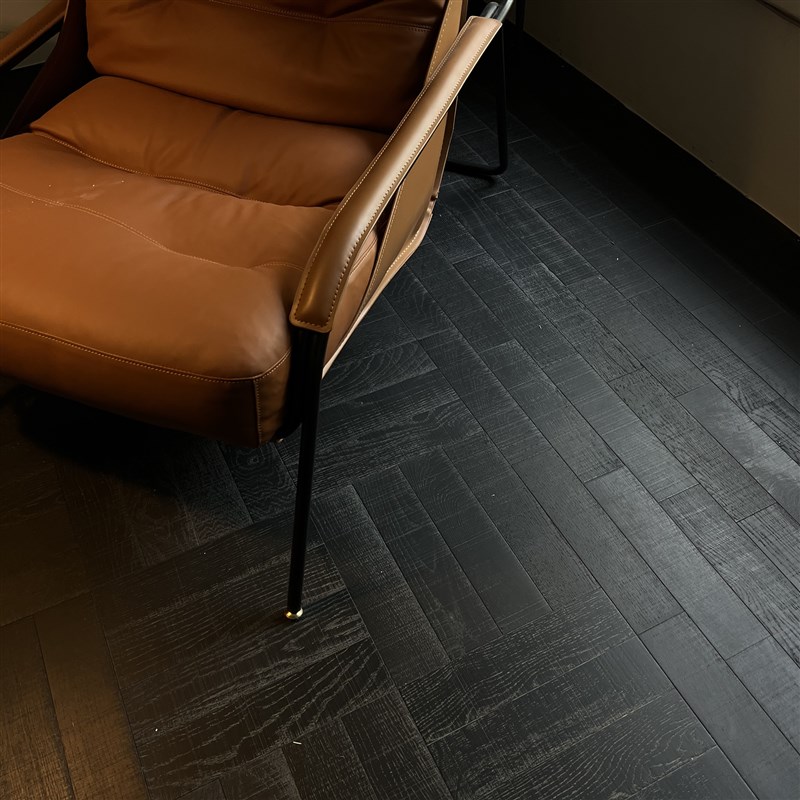 烟熏色黑色锯痕橡木多层地板人字拼自由拼出口设计师地板臻选