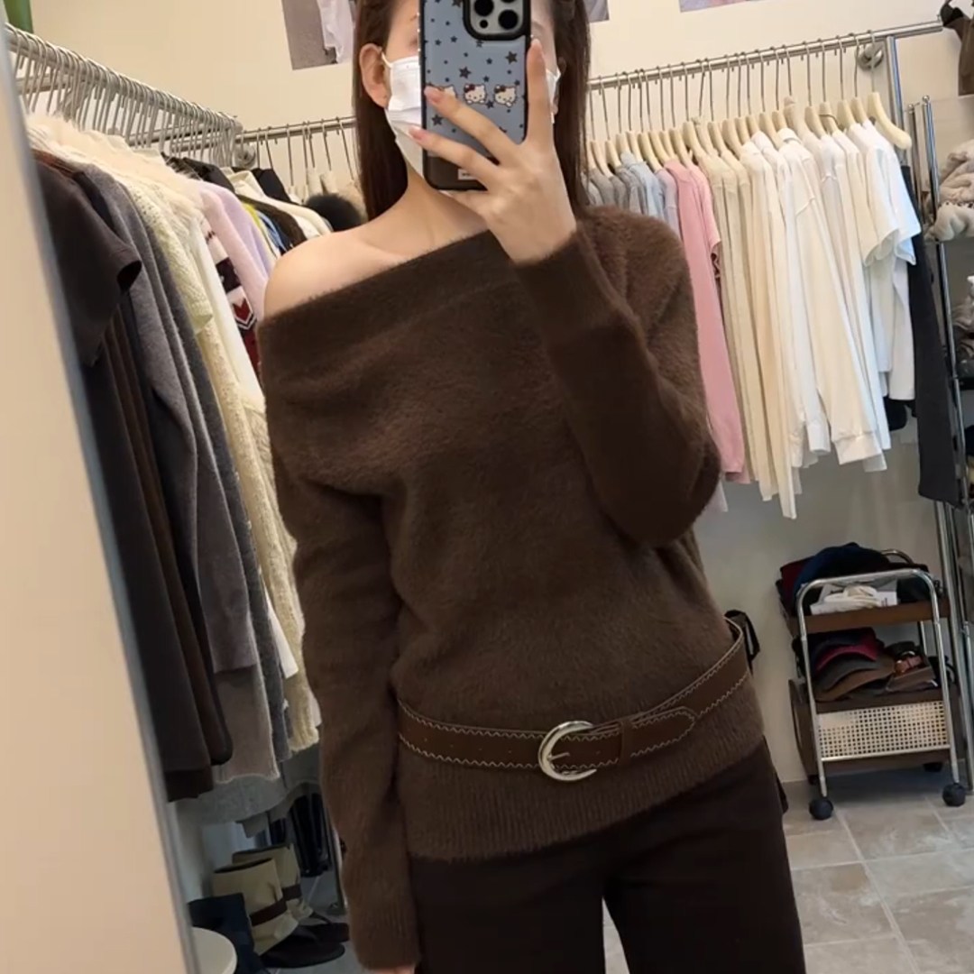 慵懒风高级感咖色软糯针织毛衣女秋冬新款复古通勤风减龄露肩上衣,女装/女士精品,大码内搭,淘宝优惠券,粉丝福利购,淘宝优惠卷