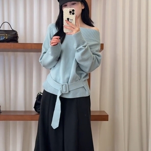 蓝色一字肩针织毛衣女2025秋冬新款 洋气时髦设计感绑带收腰针织衫