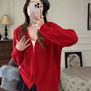 2026早春新款洋气减龄超显白红色连帽针织衫设计感宽松现毛衣外套