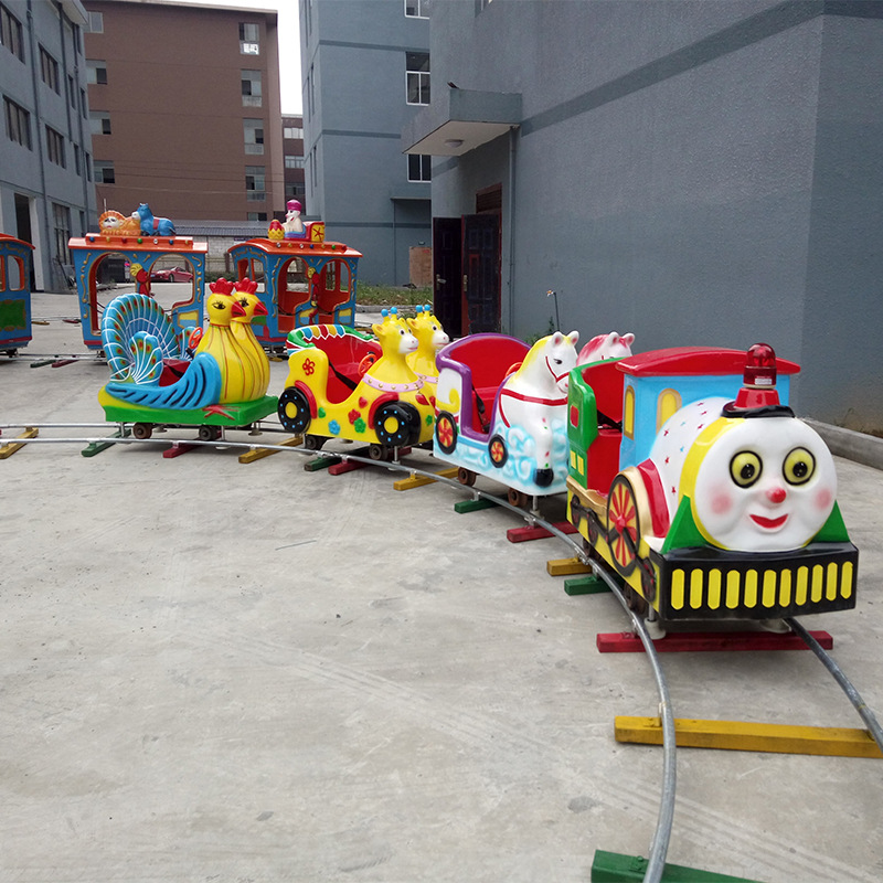 2025广场儿童摆摊新款电动玩具玻璃钢游乐设备多节旋转轨道小火车