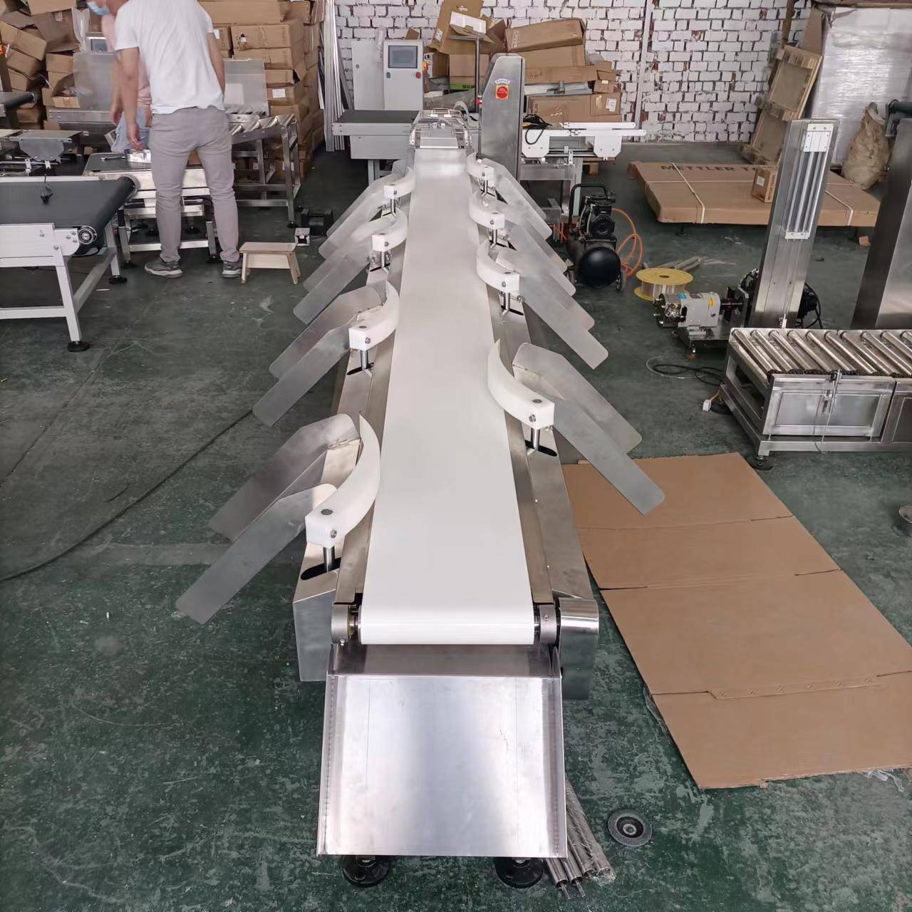 厂家制作小龙虾螃蟹分拣机皮带式重量分拣称食品水果等级分选机