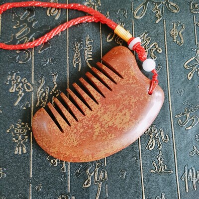 一物一图天然泗水富贵红砭石梳子刮痧板经络梳头部按摩原石打磨