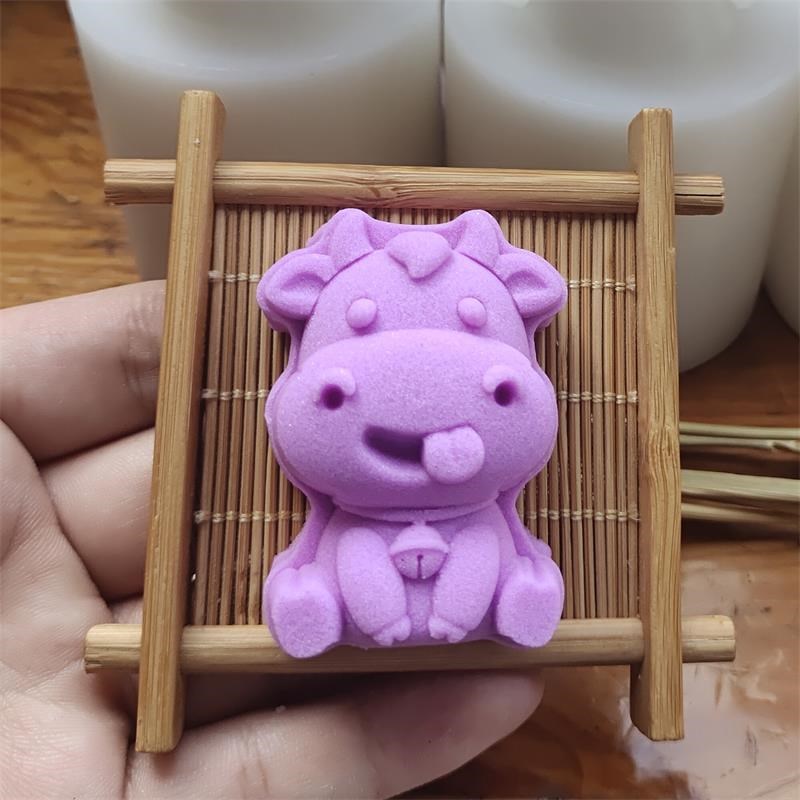 勇敢牛牛不怕困难定制手压按压式桃山皮冰皮绿豆糕点烘焙月饼模具