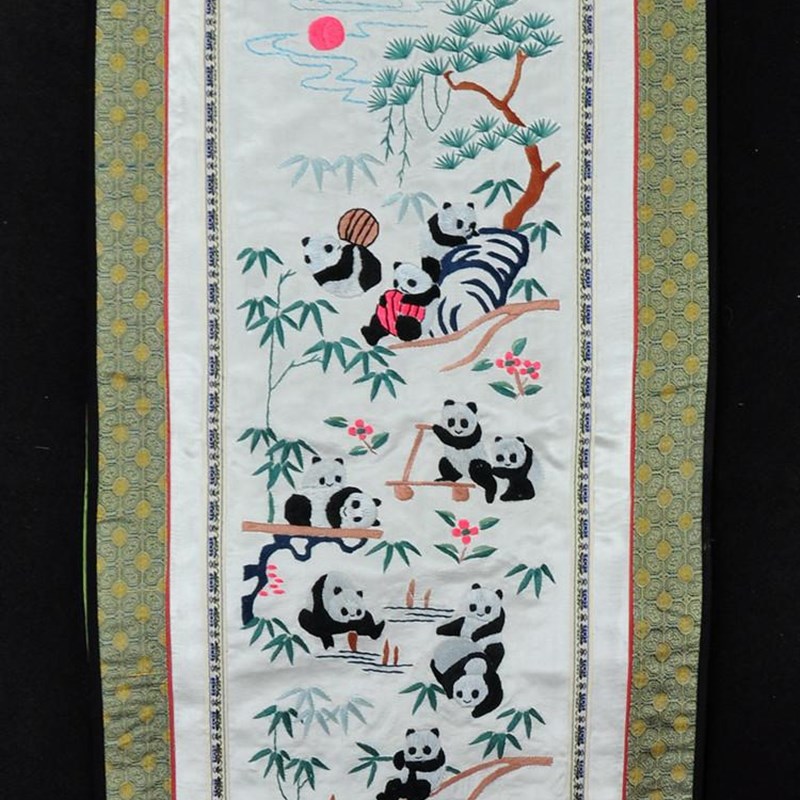 出国礼品手工绣品老绣片京绣真丝手工刺绣装饰画熊猫壁画衣料包