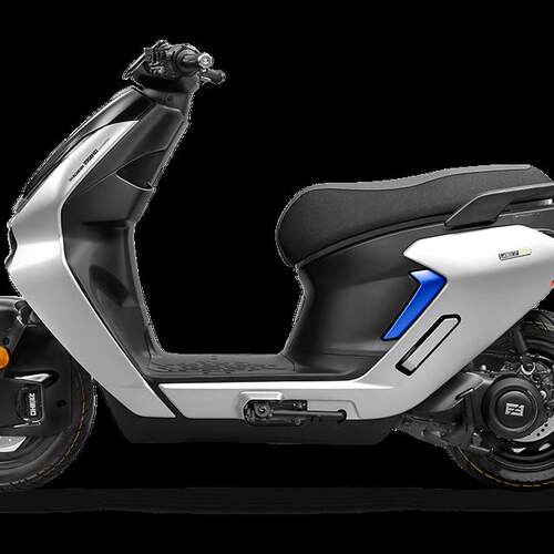 极核电动车AE7电动车塑料件脚踏装饰大灯尾灯电摩外壳原厂配件