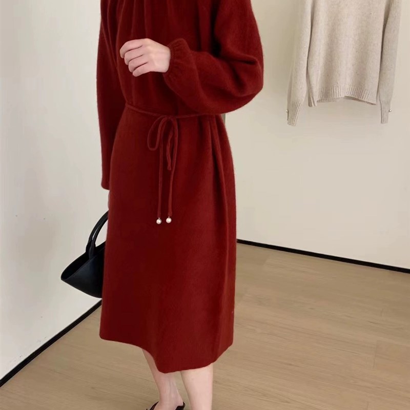 法式气质白色温柔风针织连衣裙秋冬宽松镂空珍珠圆领内搭毛衣长裙