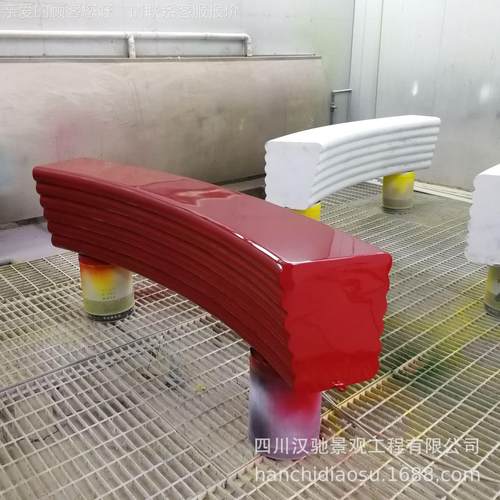四座椅川雕像厂家 制商场步行广场385休定街闲椅 弧形条纹红色椅