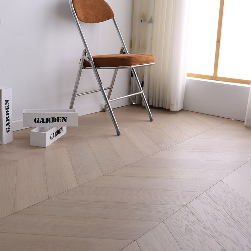 蓝琪佳尔天然橡木新三层鱼骨拼实木复合大锁扣地板环保桃地板