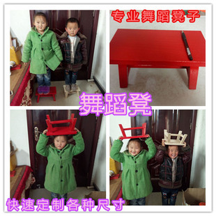 妞妞看戏板凳上的山歌小板凳子舞蹈踩雨弄堂记忆赵钱孙李演出道具