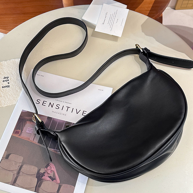 德芬妲斜挎包女2025新款百搭小众软皮腋下饺子包时尚休闲通勤包