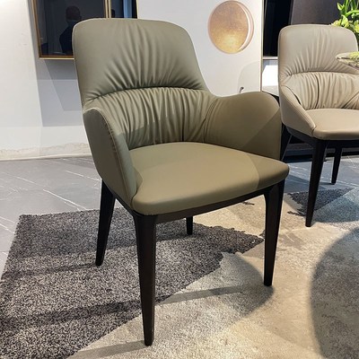 椅子餐椅家用咖啡椅休闲扶手椅皮质烟熏色白腊实木意式样板房