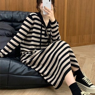 欧货高级设计感连帽针织连衣裙女秋冬小个子百搭休闲显瘦条纹裙子