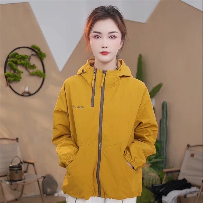 春季薄款冲锋衣女防水透气徒步登山宽松连帽户外人20度穿搭软壳衣