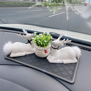 创意小鹿汽车女车载香水座香薰车内装饰用品车上仪表台车饰品