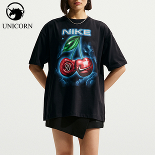 Nike/耐克Sportswear女士宽松潮流图案休闲短袖T恤IR7837-010