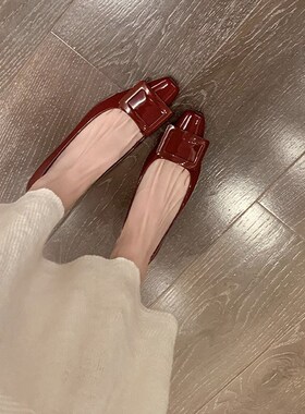 红色单鞋女2023新款秋季v小方头低粗跟方扣法式复古浅口平底通勤