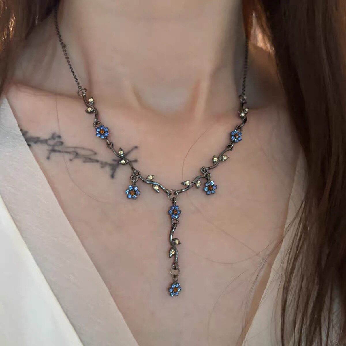 中古风复古蓝色花朵锆石项链女小众设计感毛衣链轻奢高级颈链配饰