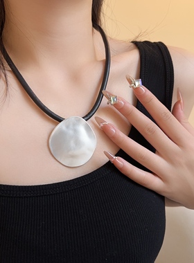 皮绳短款项链几何磨砂圆片锁骨链