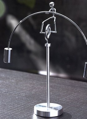 不倒翁金属小铁人平衡鸟牛顿摆创意摆件解压办公室书房桌面装饰品